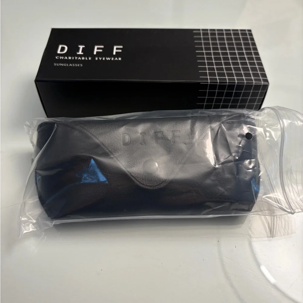 DIFF Goldie Cat Eye Sunglasses - Picture 5 of 9